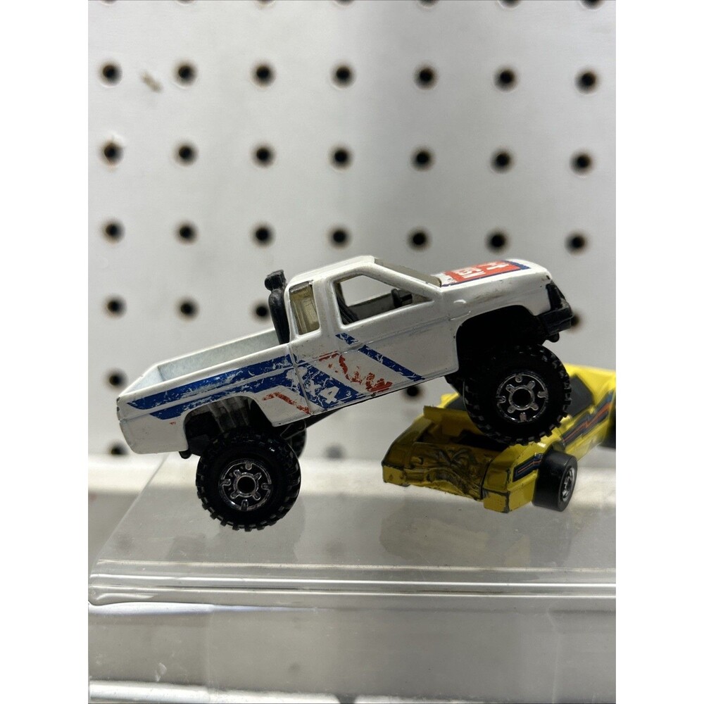 Hot Wheels Nissan Hardbody 4x4 -  1987  White Vintage Faded Tampos